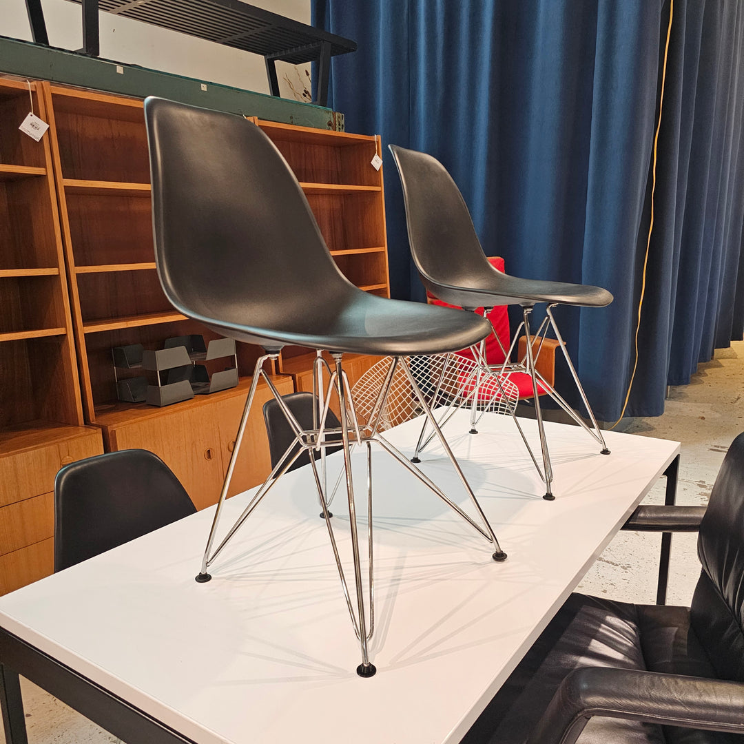 Modern Eiffel Base Chair (Eames Replica)